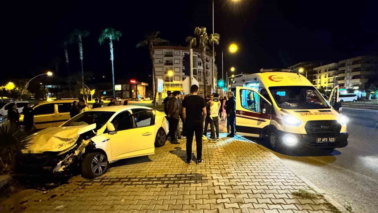 Antalya’da kırmızı ışık ihlali kazayı beraberinde getirdi: 2’si çocuk 4 yaralı