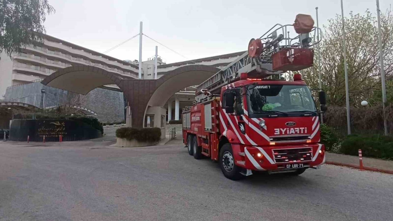 Antalya’da otelin santralinde çıkan yangın çalışanlarca söndürüldü