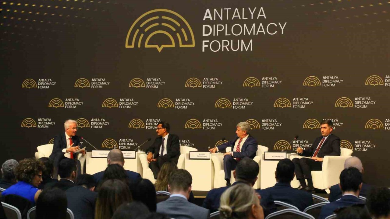 Antalya’da zorunlu göç masaya yatırıldı: "Çocuklar umudunu yitiriyor, geri dönüş güvenliğe bağlı"