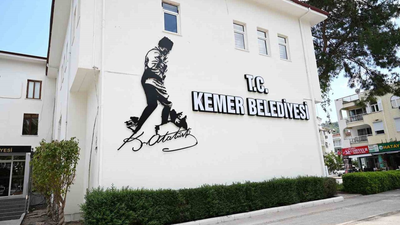 Atatürk’ün Kocatepe silüeti Kemer Belediye binasında
