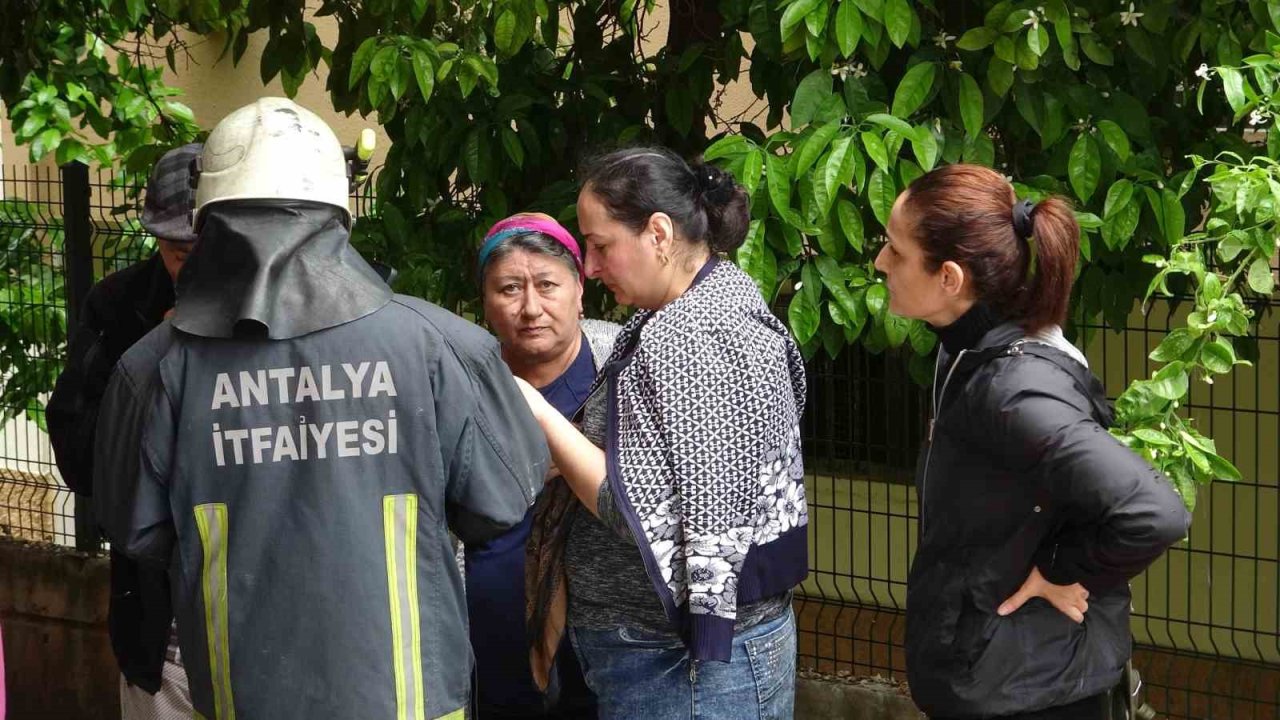 Antalya’da Çamaşır makinesinden çıkan yangın apartman sakinlerini sokağa döktü