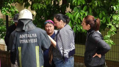 Antalya’da Çamaşır makinesinden çıkan yangın apartman sakinlerini sokağa döktü
