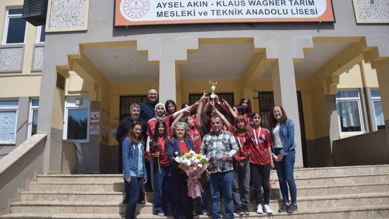 Çiçekçi esnafın desteğine genç sporcular kupayla karşılık verdi