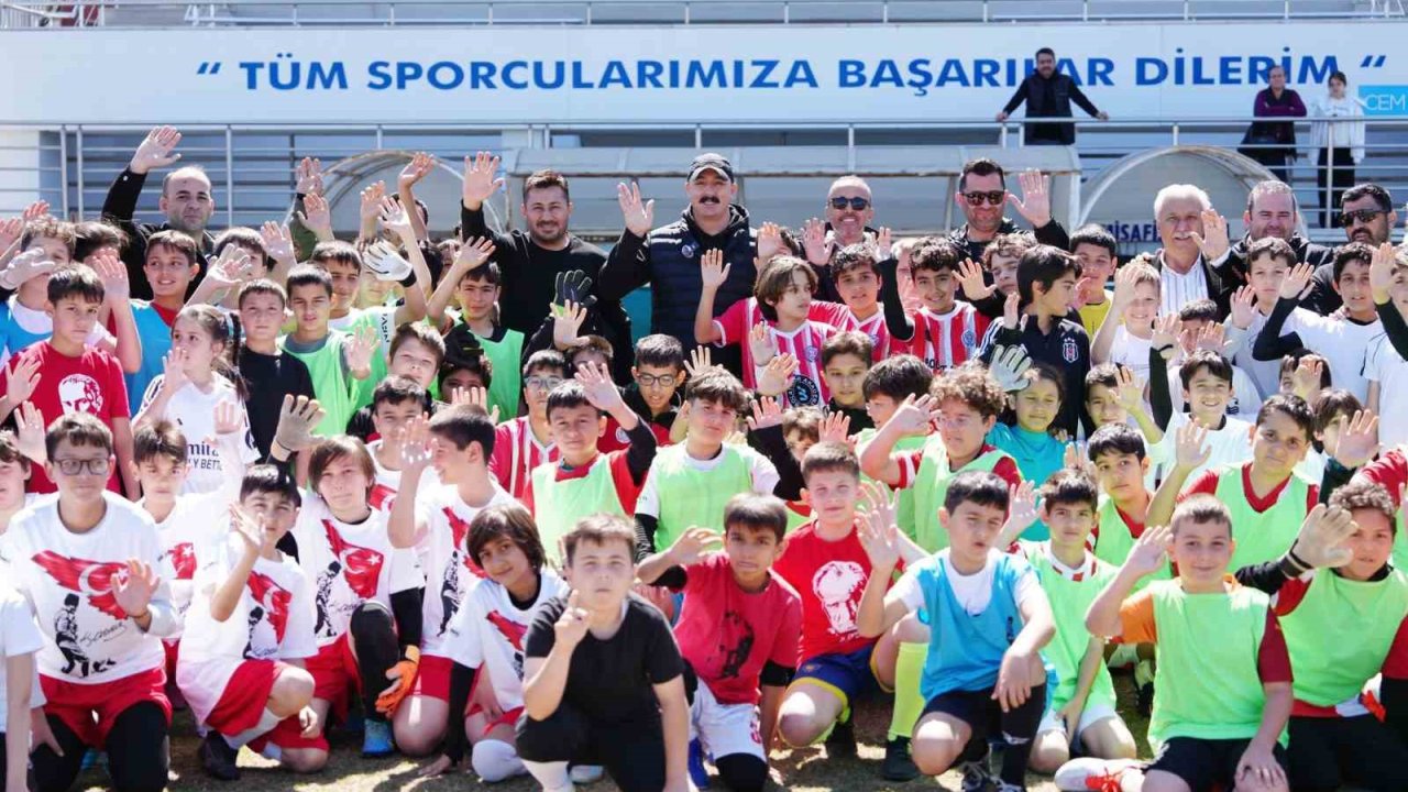 Çocukların turnuvasında başlama vuruşunu Başkan Kotan yaptı