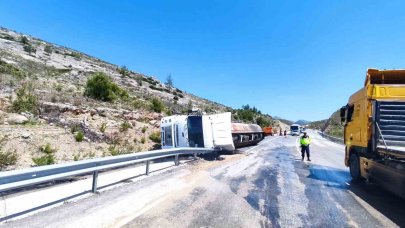 Devrilen tırda yüklü zift yola saçıldı