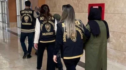 Antalya’da kendilerini "hoca" olarak tanıtan dolandırıcılık yapan 3 şüpheli tutuklandı