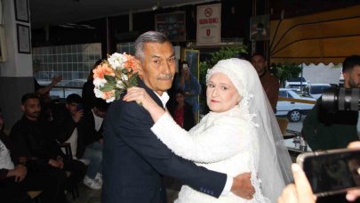 Eşine 45 yıl sonra gelinlik giydirdi, gözyaşlarını tutamadı