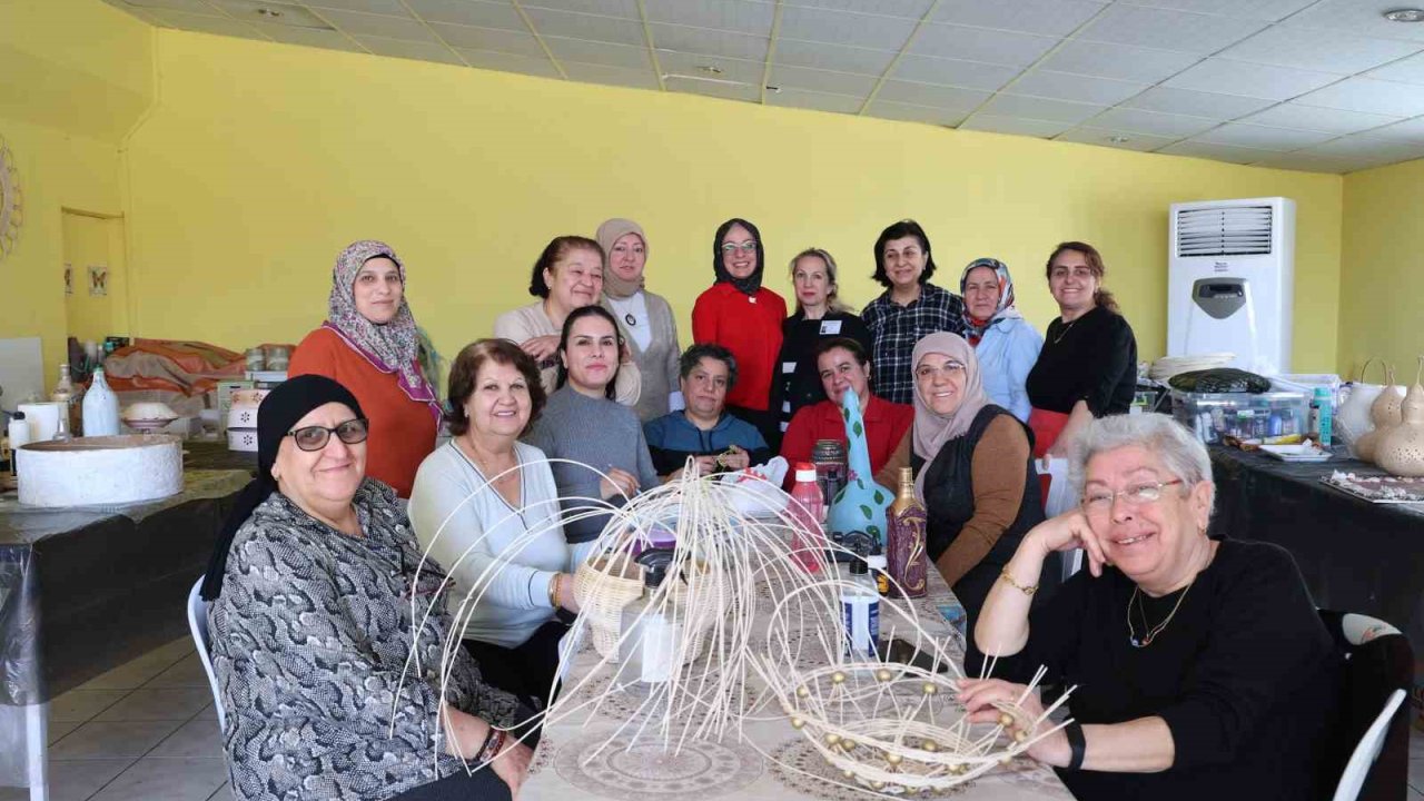 Eski eşyalar kadınların hünerli ellerinde yeniden değer kazanıyor