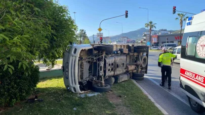 Gazipaşa’da kamyonet devrildi: 3 yaralı