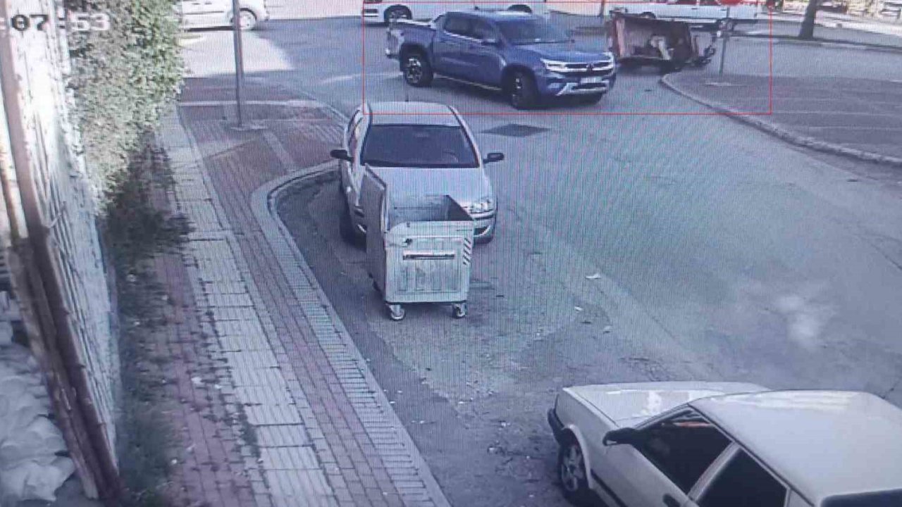 Kamyonetin çarptığı üç tekerli motosikletinin altında kaldı
