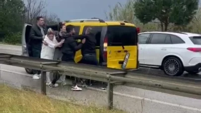 Antalya’da kaza sonrası sürücülerin tekme tokat kavgası kamerada