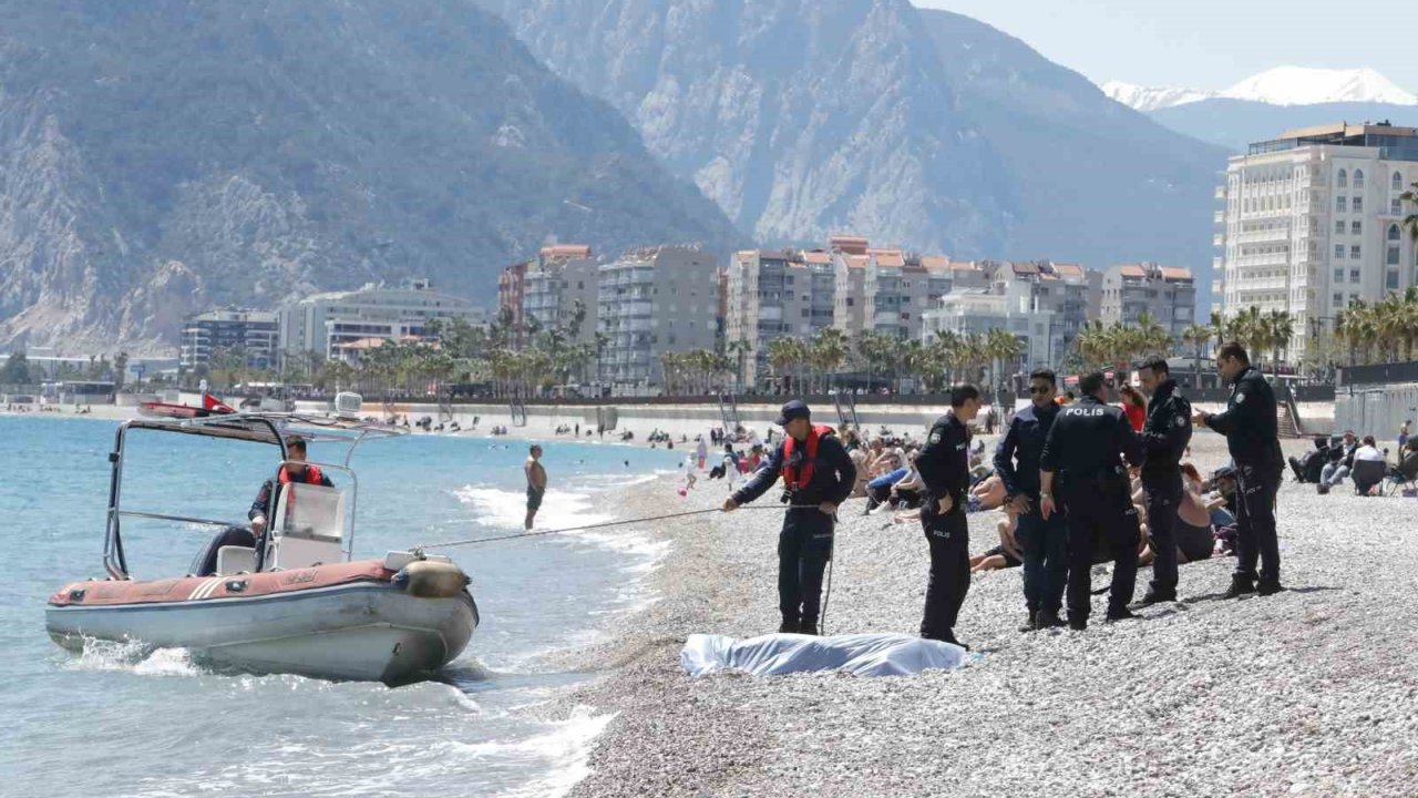Kıyafetleriyle denize giren şahıs hayatını kaybetti