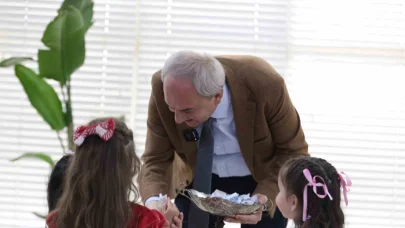 Kocagöz, çocuklarla bayramlaştı