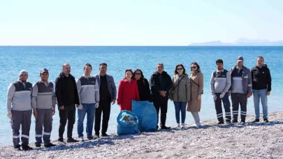 Antalya Konyaaltı sahilini ve denizi temizlediler