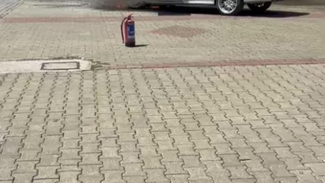 Manavgat’ta park halindeki araç alev alev yandı