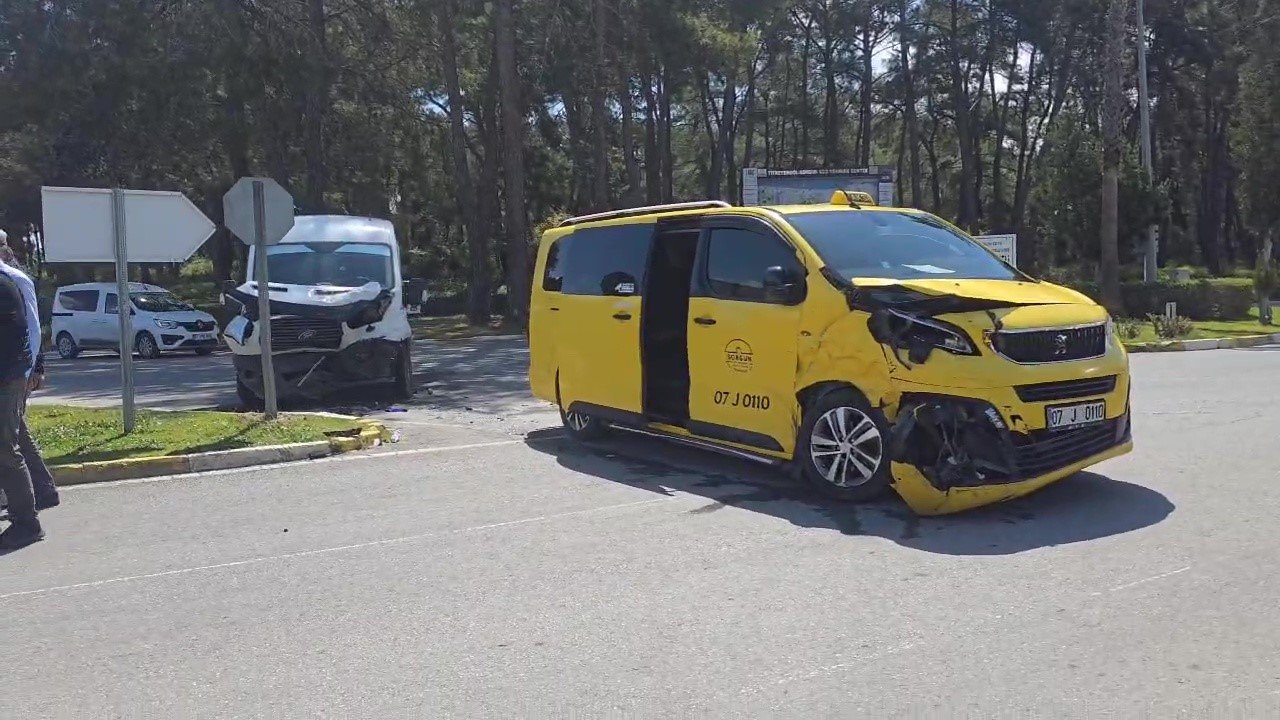 Manavgat’ta taksi ile kamyonet çarpıştı: 4 yaralı