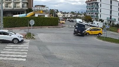 Minibüs ile ticari taksi kavşakta çarpıştı: 2’si turist 3 yaralı