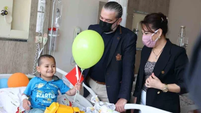 MÜSİAD Antalya’dan kanserle mücadele eden çocuklara bayram hediyesi