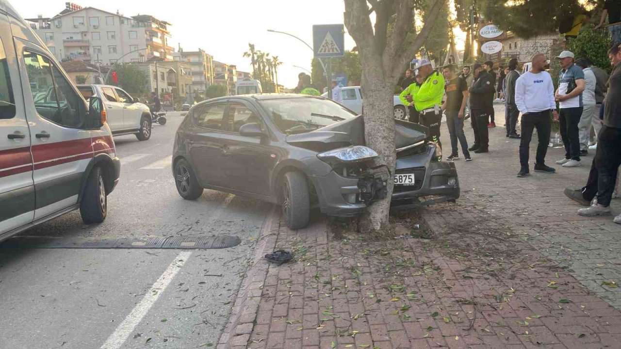 Gazipaşa'da alkollü sürücü ağaca çarptı, yaralıları bırakıp kaçtı