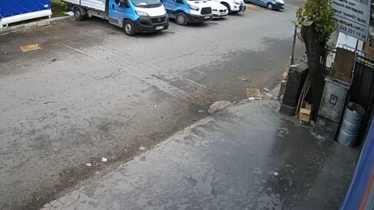 Park halindeki kamyonete çarpan otomobil hurdaya döndü, genç sürücüsü hayatını kaybetti