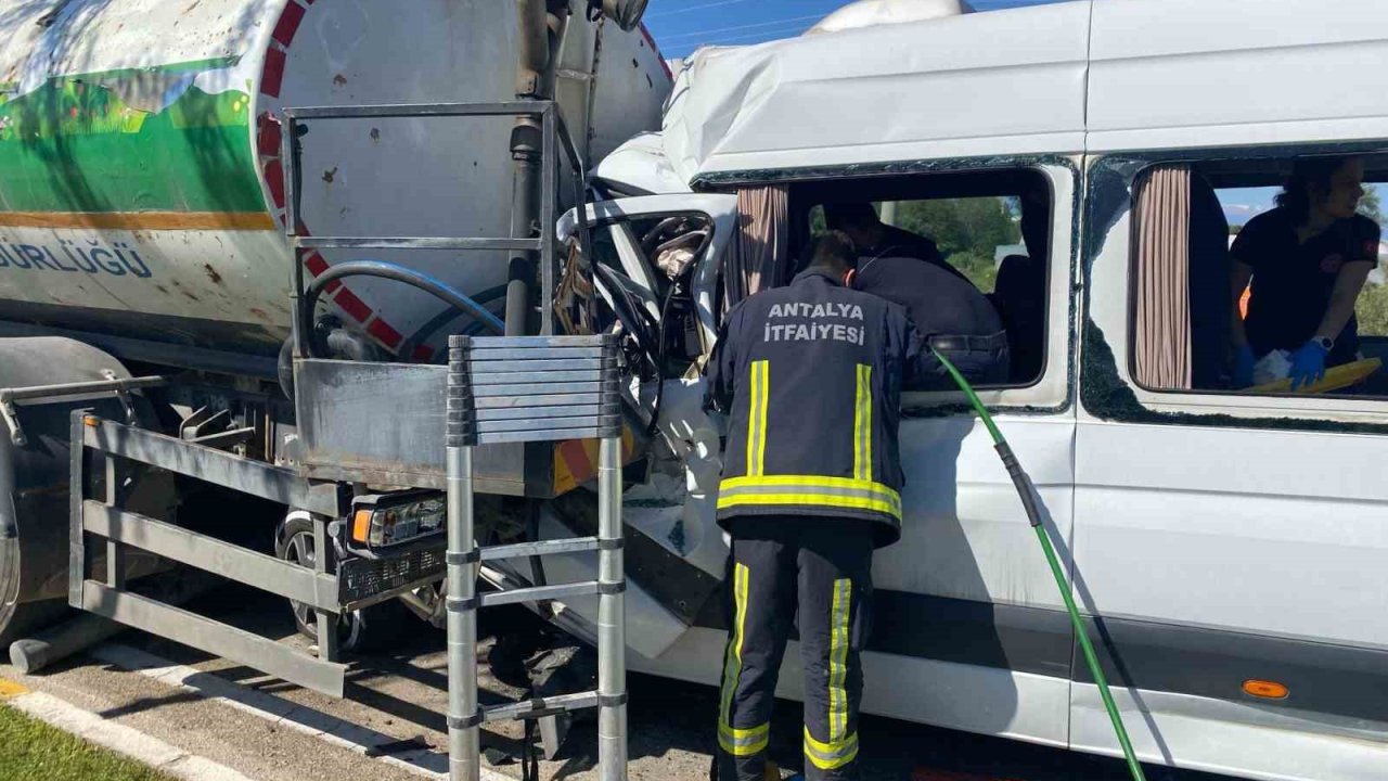 Serik’te sulama kamyonu ile tur minibüsü çarpıştı: 6 yaralı