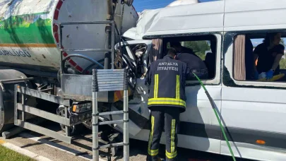 Serik’te sulama kamyonu ile tur minibüsü çarpıştı: 6 yaralı
