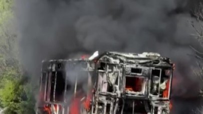 Seyir halindeyken alev alev yanan halk otobüsünden geriye demir yığını kaldı