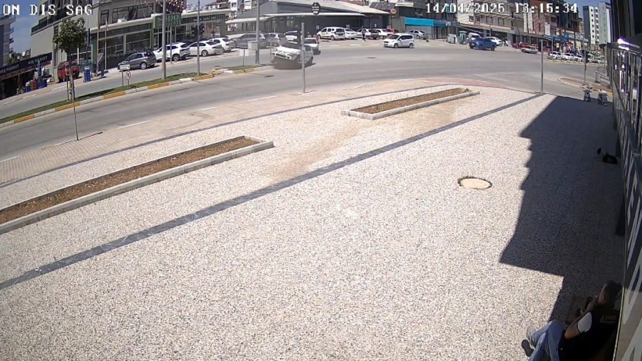 ’U’ dönüşü yapmaya hazırlanırken kazaya sebebiyet verdi, hiç bir şey olmamış gibi yoluna devam etti
