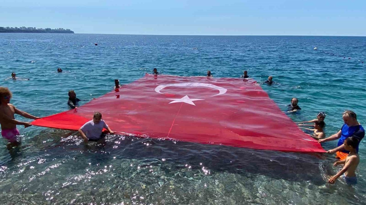 19 Mayıs’ı denizde dev Türk bayrağı açarak kutladılar