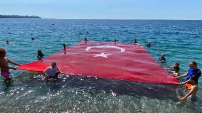 19 Mayıs’ı denizde dev Türk bayrağı açarak kutladılar