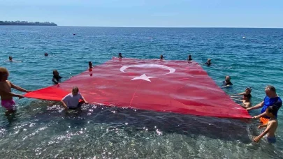 19 Mayıs’ı denizde dev Türk bayrağı açarak kutladılar