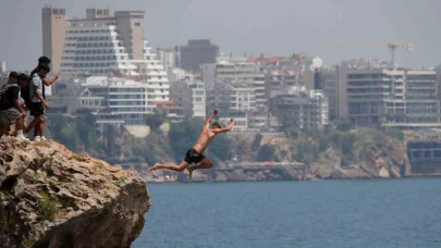 Antalya'da 30 metrelik falezlerden ölümüne atlayış