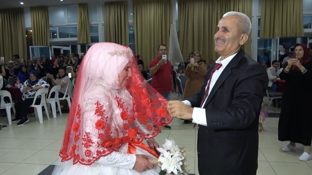 33 yıl sonra gelinlik ve damatlık giydiler