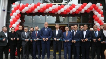 Metruk bina modern kütüphaneye dönüştü; açılışı Bakan Ersoy yaptı