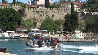 Arızalanan motorbotta mahsur kalan 3 kişiyi deniz polisi kurtardı