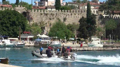 Arızalanan motorbotta mahsur kalan 3 kişiyi deniz polisi kurtardı