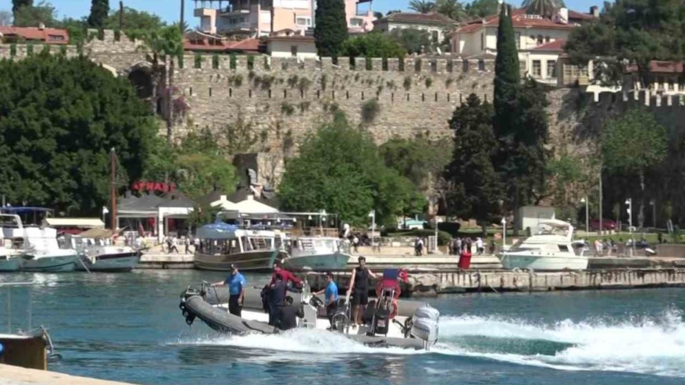 Arızalanan motorbotta mahsur kalan 3 kişiyi deniz polisi kurtardı