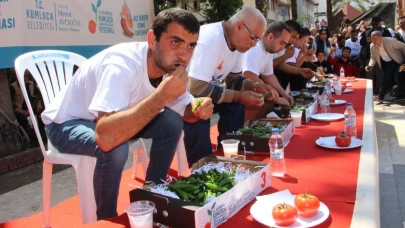3 dakikada 398 gram acı biber yiyip, yarım altın kazandı
