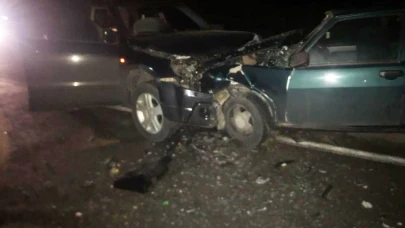 Antalya'da Araçlar Kafa Kafaya Çarpıştı: 3 Yaralı