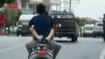 Motosiklette kucağında yolcu taşıyan sürünce 32 bin TL ceza