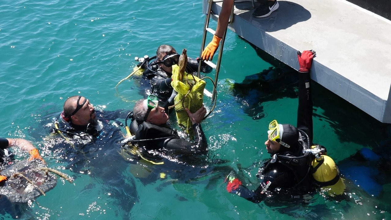 Antalya'da deniz dibi temizliğinde 1 ton atık çıkarıldı