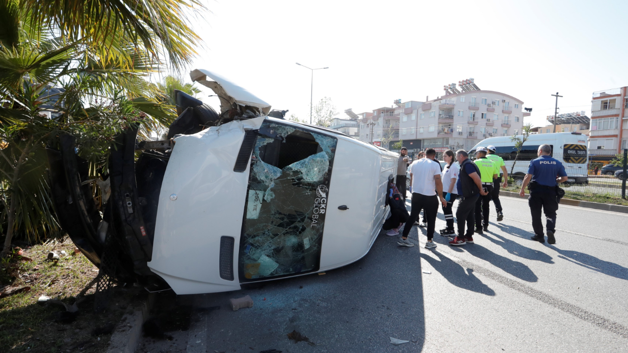 Antalya’da servis minibüsü devrildi, sıkışan sürücüyü ekipler çıkardı