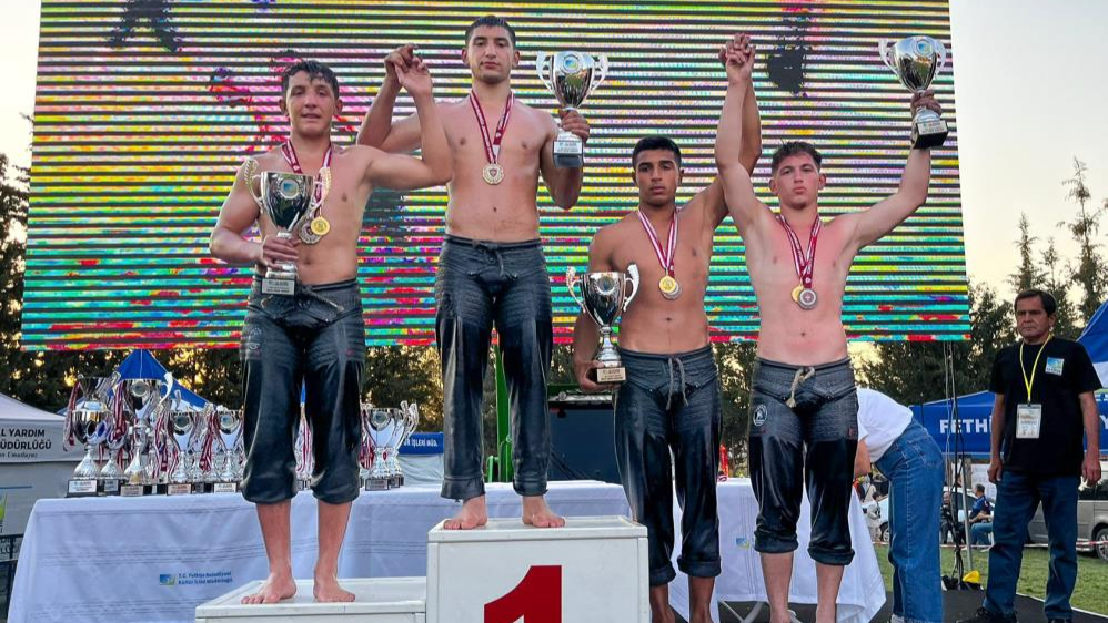 Manavgat Belediyesi güreşçileri Fethiye’den madalyalarla döndü