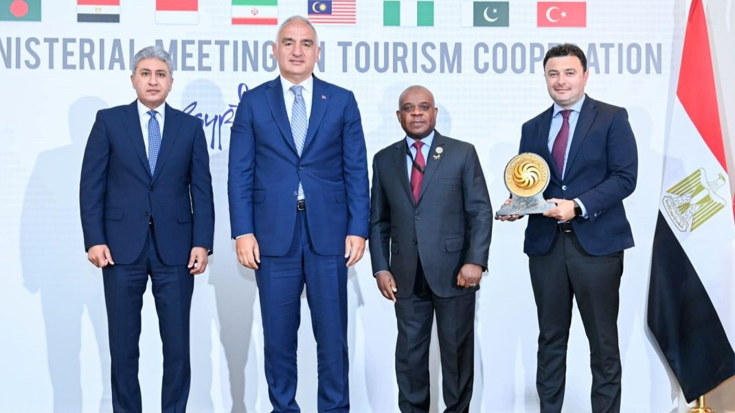 Antalya, D-8 Turizm Şehri Ödülü'nü Kahire'de aldı