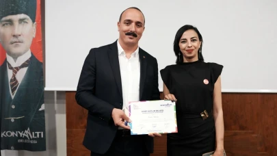 Başkan Kotan kadınlara sertifikalarını takdim etti.