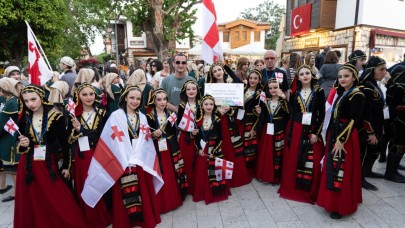 Manavgat’ta dans ve müzik festivaline görkemli açılış