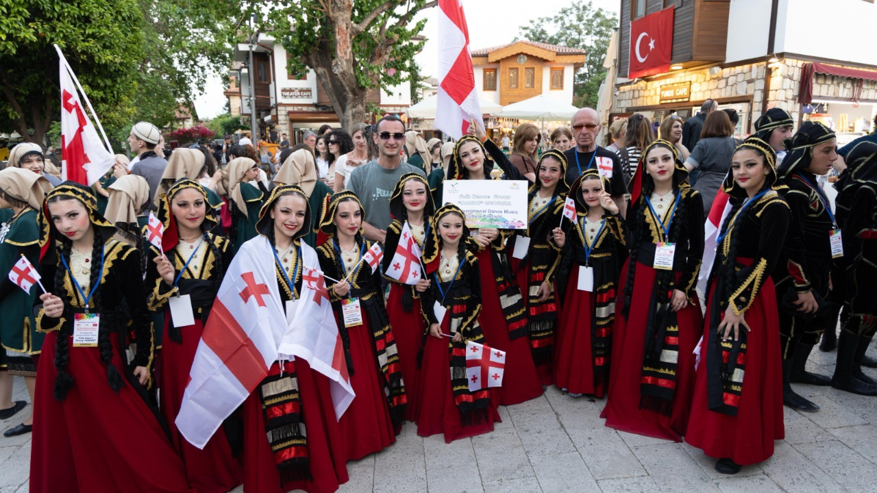 Manavgat’ta dans ve müzik festivaline görkemli açılış