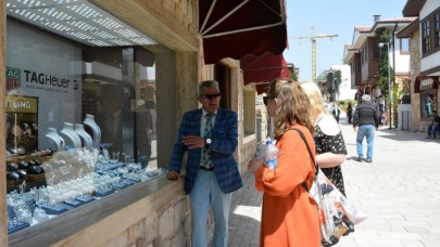 Hiç eğitim almadı, dinleyip sorular sorarak 11 dil öğrendi