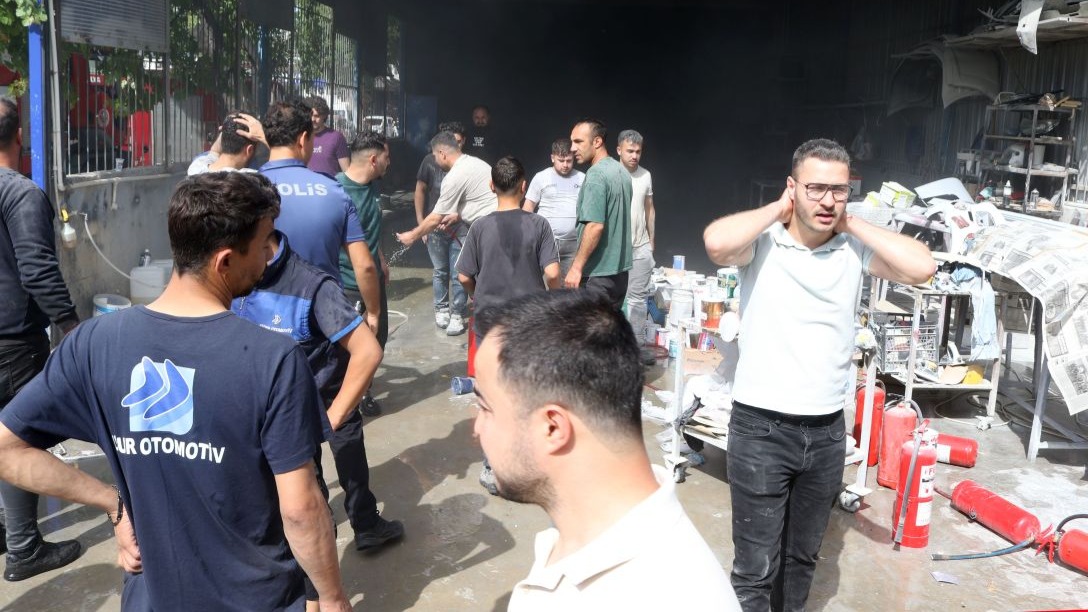Araç boyama atölyesindeki yangında 12 kişi dumandan etkilendi