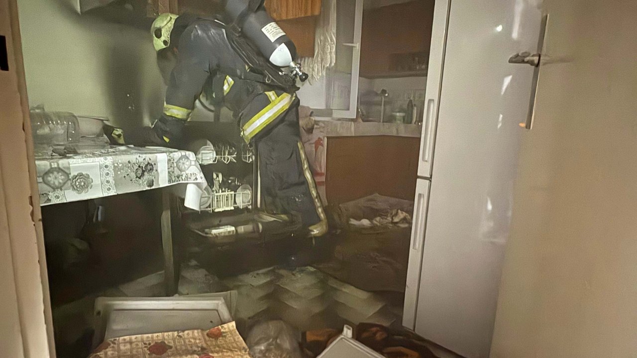 Bulaşık makinesinden çıkan yangın apartmandakileri sokağa döktü